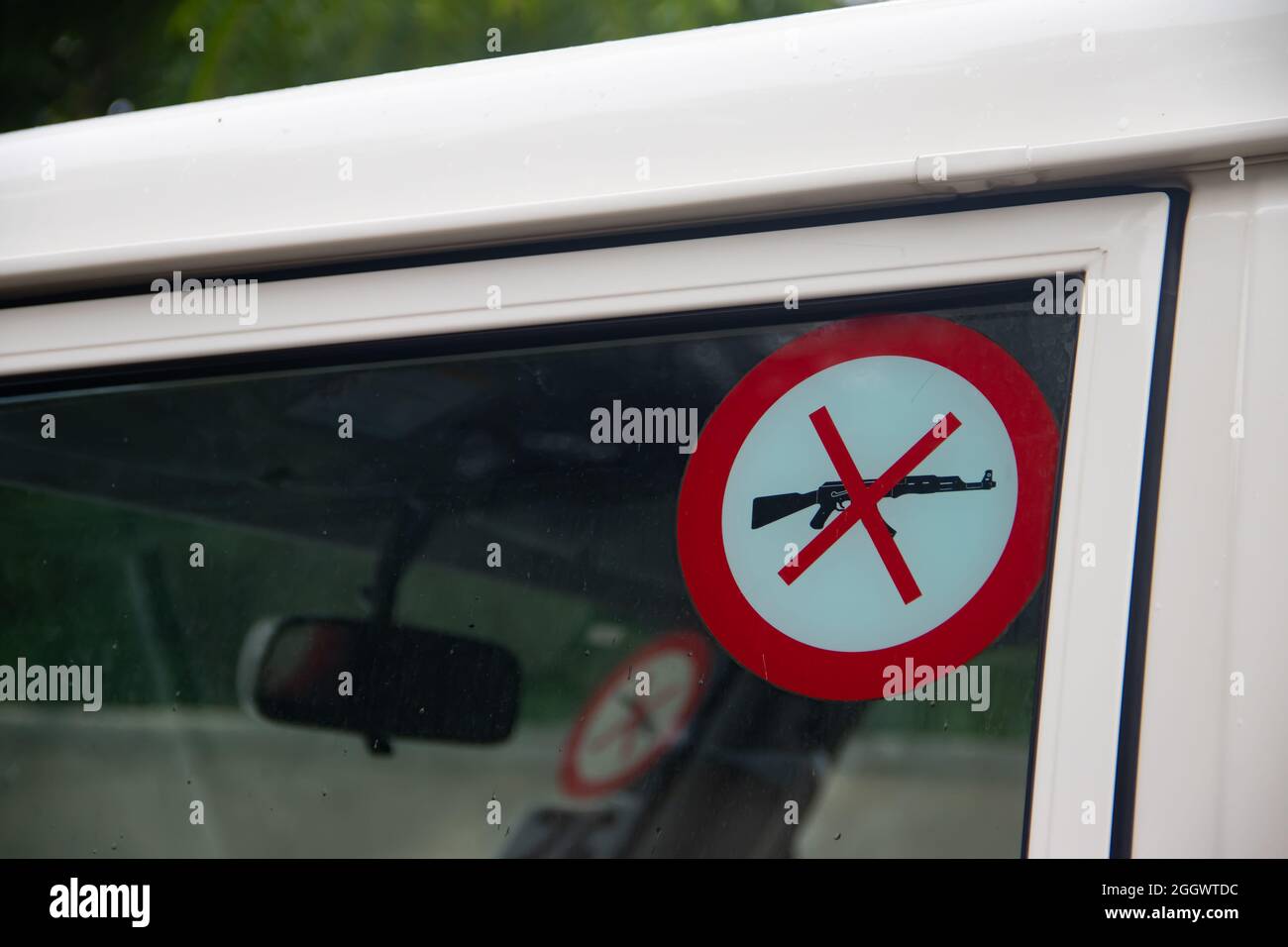 Aucune politique et réglementation sur les armes à feu ne s'appliquent aux véhicules, aux travailleurs humanitaires, à l'impartialité et à la neutralité Banque D'Images