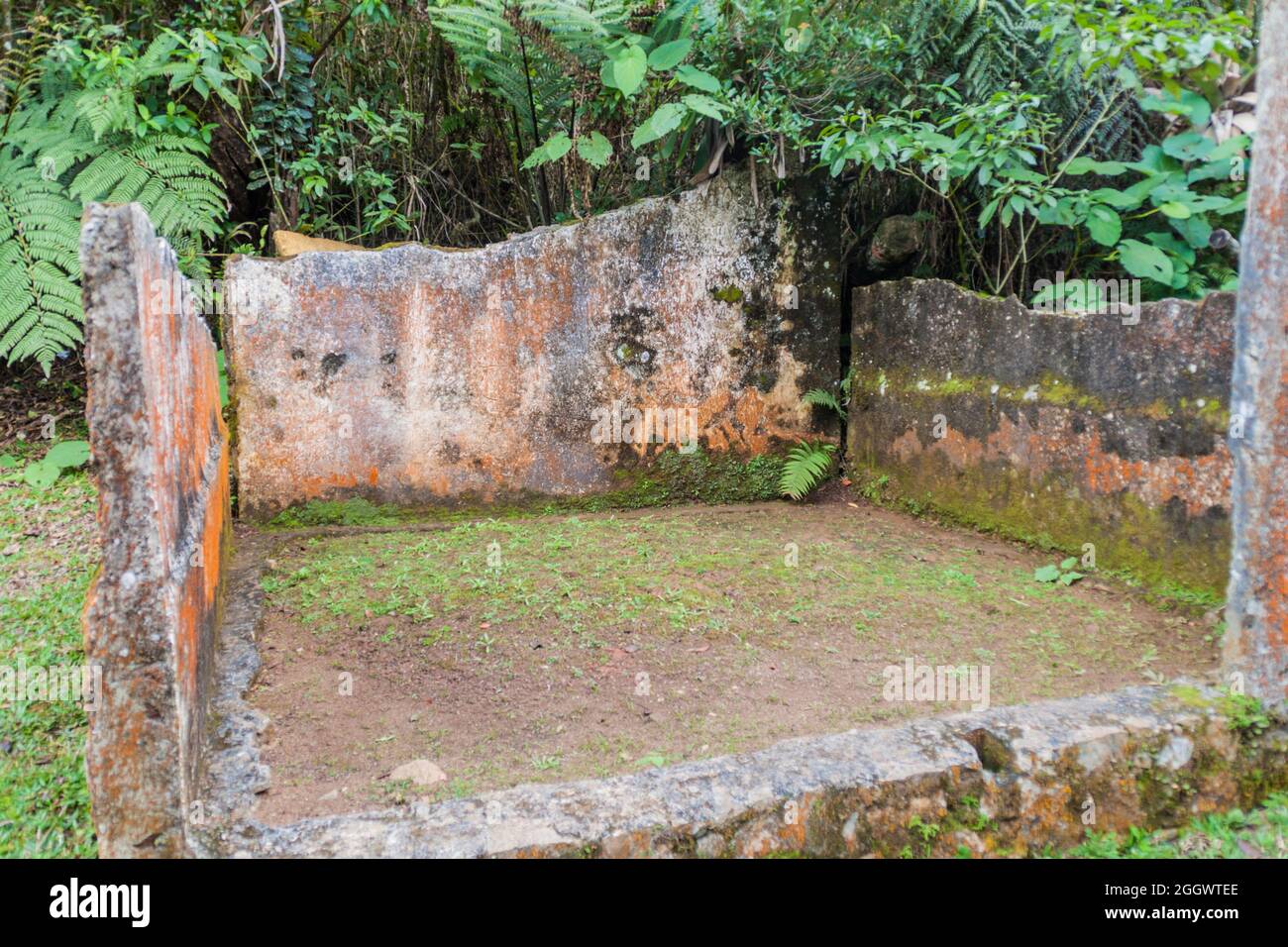 Ruines des quartiers d'esclaves ast Cafetal la Isabelica plantation de café, Sierra Maestra chaîne de montagnes, Cuba Banque D'Images