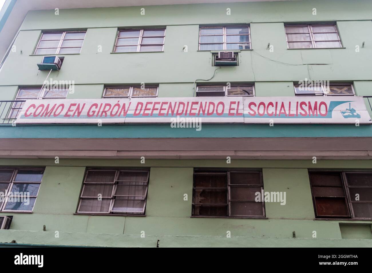 MATANZAS, CUBA - 16 FÉVRIER 2016 : affiche de propagande dans le centre de Matanzas, Cuba. Il dit: Comme dans Giron, défendre le socialisme. Banque D'Images