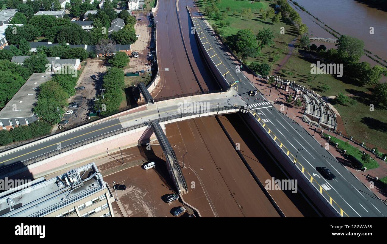 Vue aérienne de la route 18 au Nouveau-Brunswick, NJ nettoyé après l'ouragan Ida. La rivière Raritan a débordé sur ses rives pendant la tempête et a couvert la route Banque D'Images