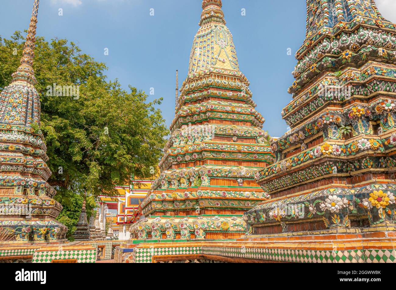 La décoration spectaculaire sur les pointes ornées de prangs dans Wat Pho un complexe de temples à Bangkok en Thaïlande en Asie du Sud-est. Banque D'Images