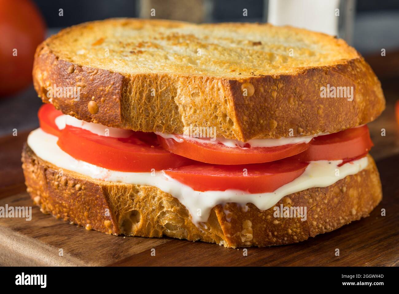 Sandwich aux tomates maison sain avec mayonnaise gastronomique Banque D'Images