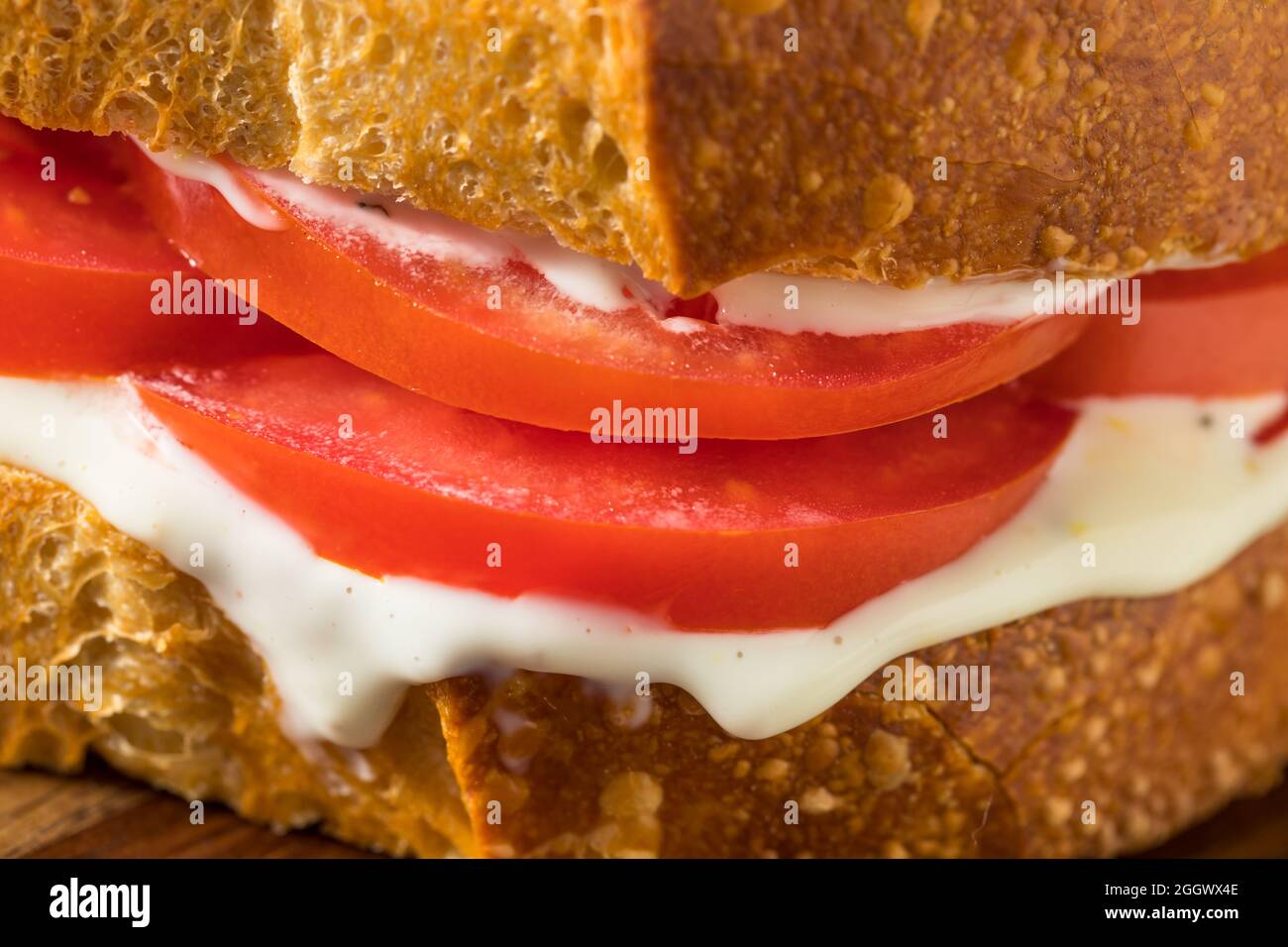 Sandwich aux tomates maison sain avec mayonnaise gastronomique Banque D'Images