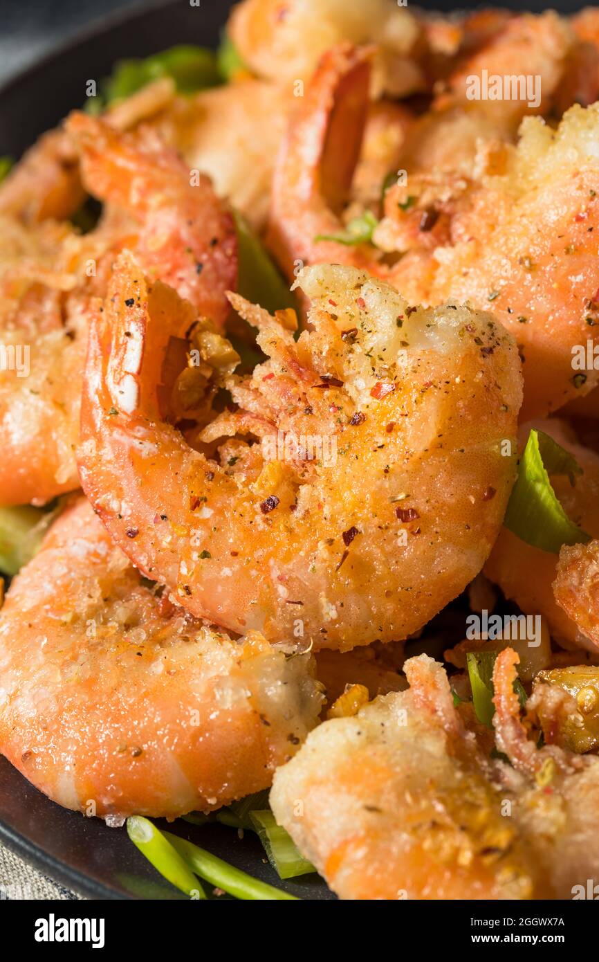 Crevettes au sel asiatique et au poivre faites maison, frites avec des scallions Banque D'Images