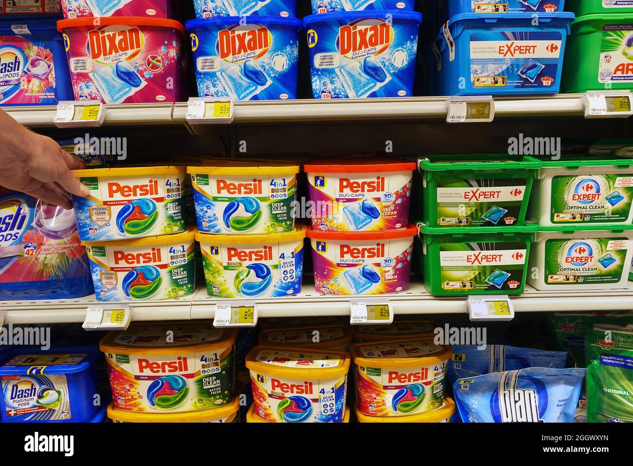 Laver les tablettes dans un supermarché Banque D'Images