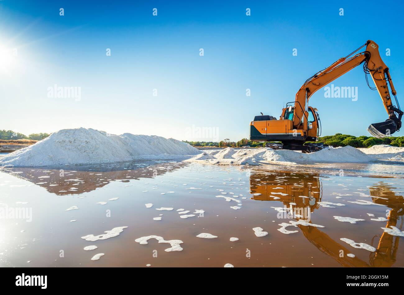 Récolte de sel à l'aide de digesteur sur les salines naturelles à Faro, Algarve, Portugal Banque D'Images