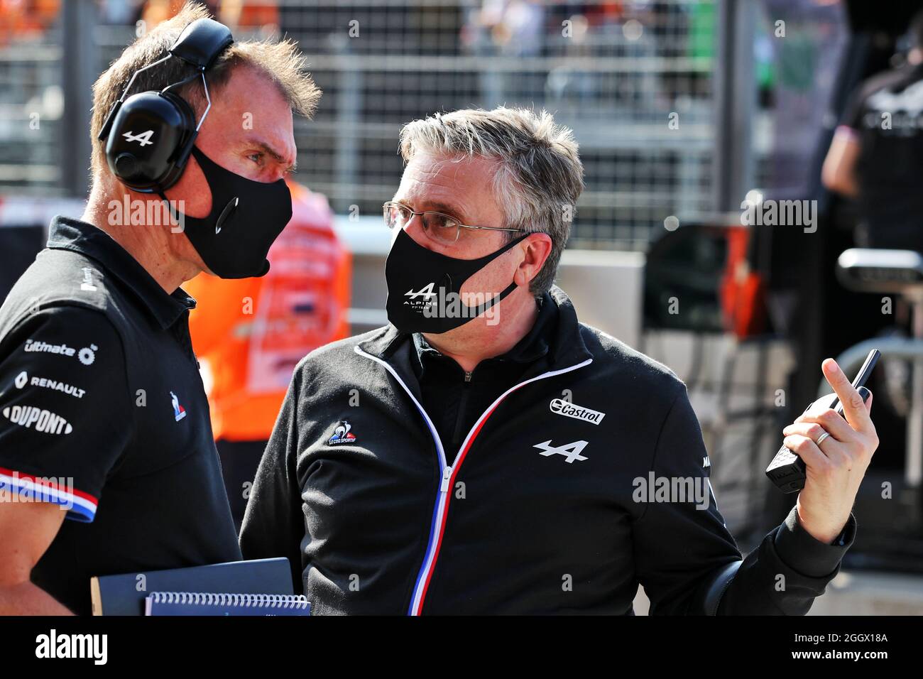 Zandvoort, pays-Bas. 03ème septembre 2021. (De gauche à droite) : Alan Permane (GBR) Alpine F1 Team Directeur des opérations de Trackside avec Pat Fry (GBR) Alpine F1 Team Directeur technique (châssis). Grand Prix de Hollande, vendredi 3 septembre 2021. Zandvoort, pays-Bas. Crédit : James Moy/Alay Live News Banque D'Images