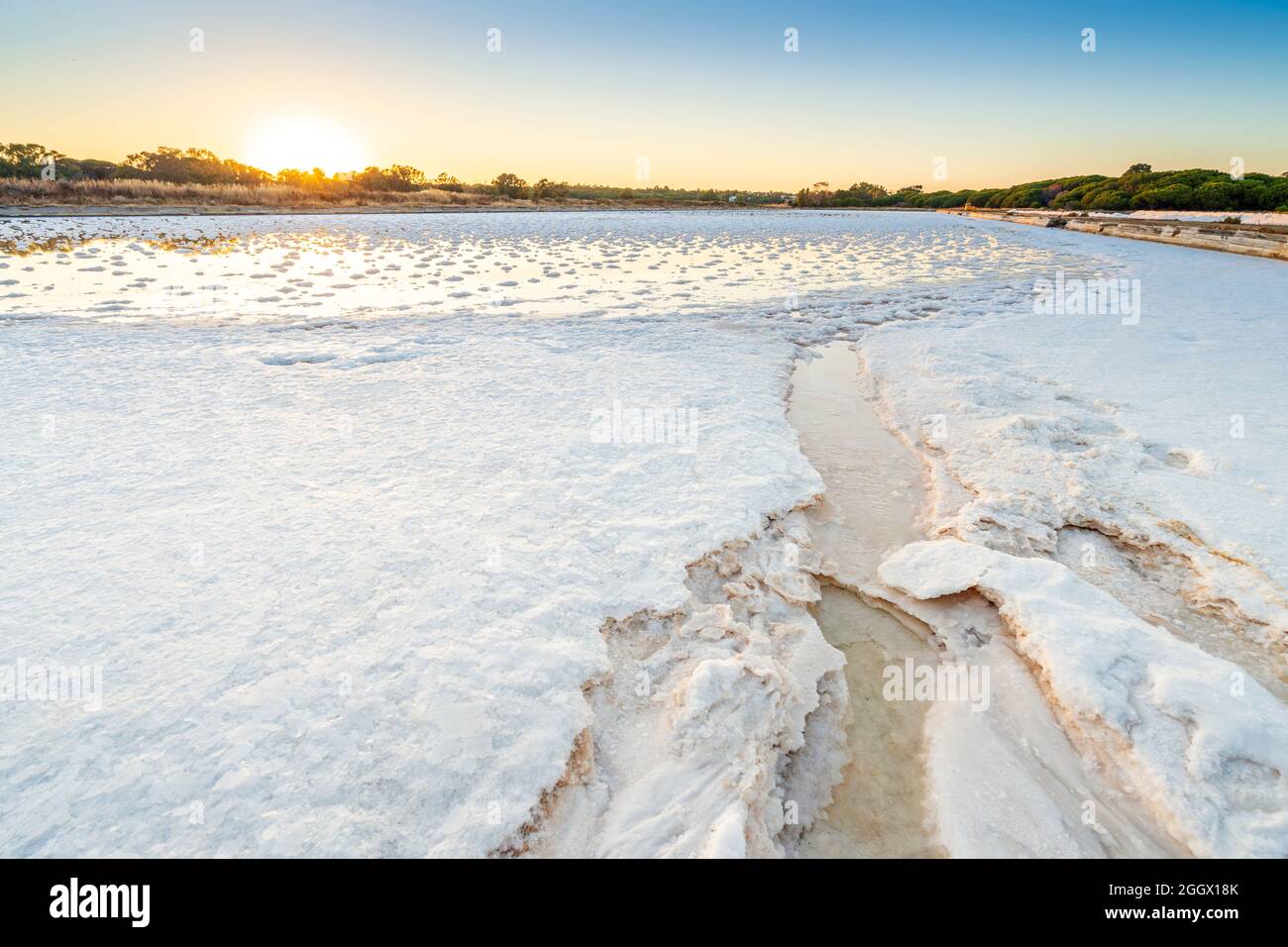 Étangs pleins de sel après évaporation de l'eau de mer à salines à Faro, Algarve, Portugal Banque D'Images
