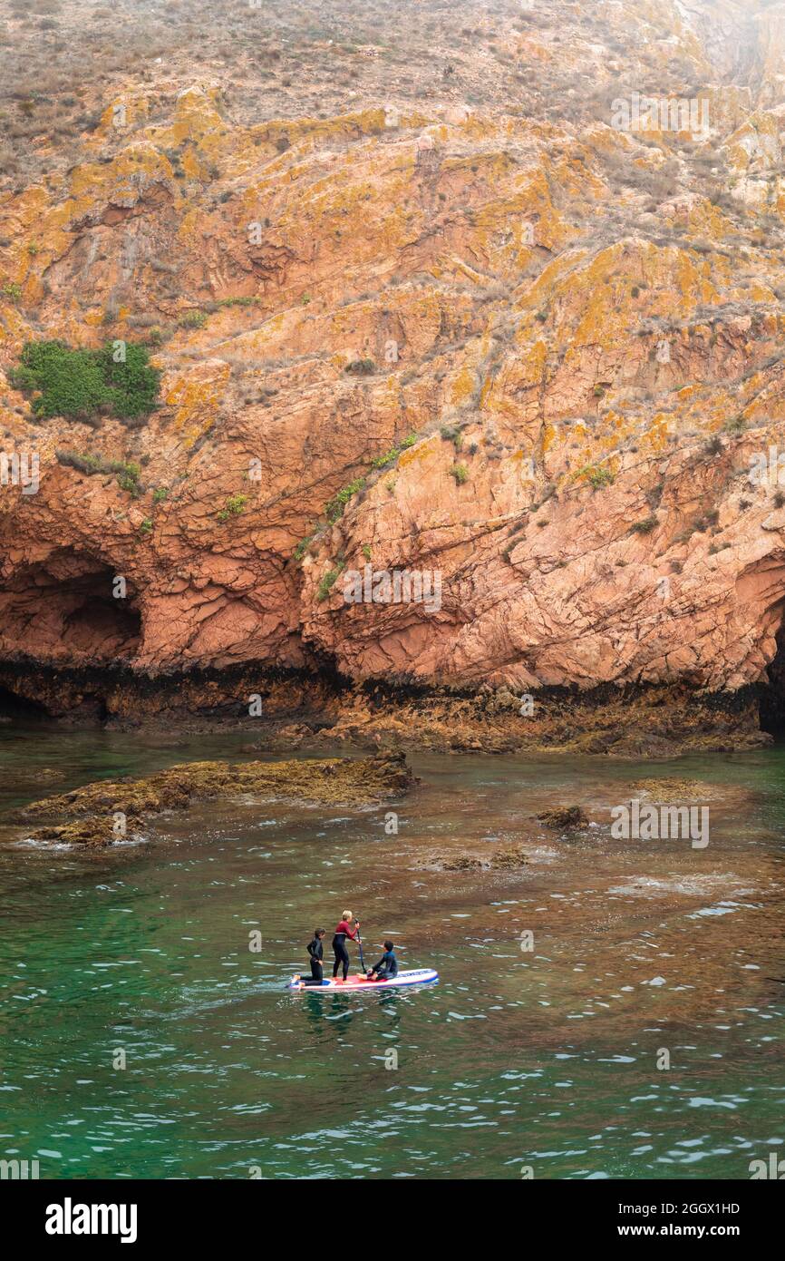 Jeunes garçons pagayant sur l'île de Berlenga Grande, la plus grande île de l'archipel de Berlengas, au large de Peniche, Portugal. Banque D'Images