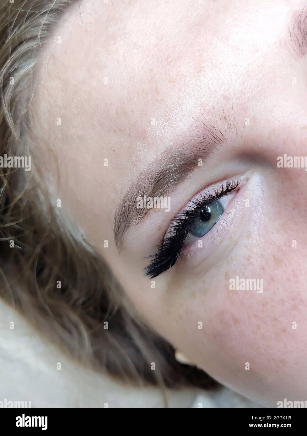 Extensions de cils dans le salon de beauté vue du dessus macro oeil Banque D'Images