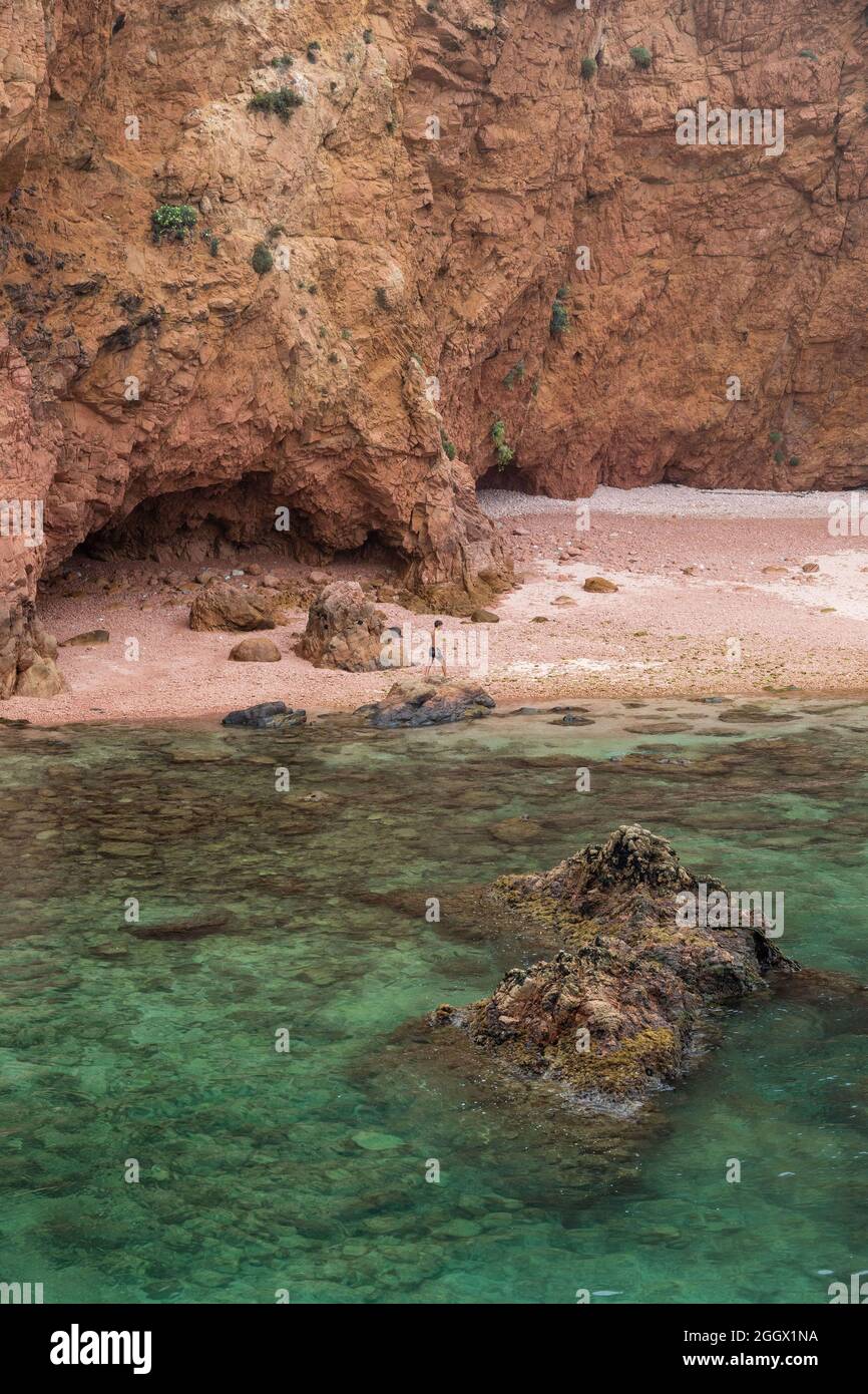 Garçon à la plage déserte de l'île de Berlenga Grande, la plus grande île de l'archipel de Berlengas, au large de la côte de Peniche, Portugal. Banque D'Images