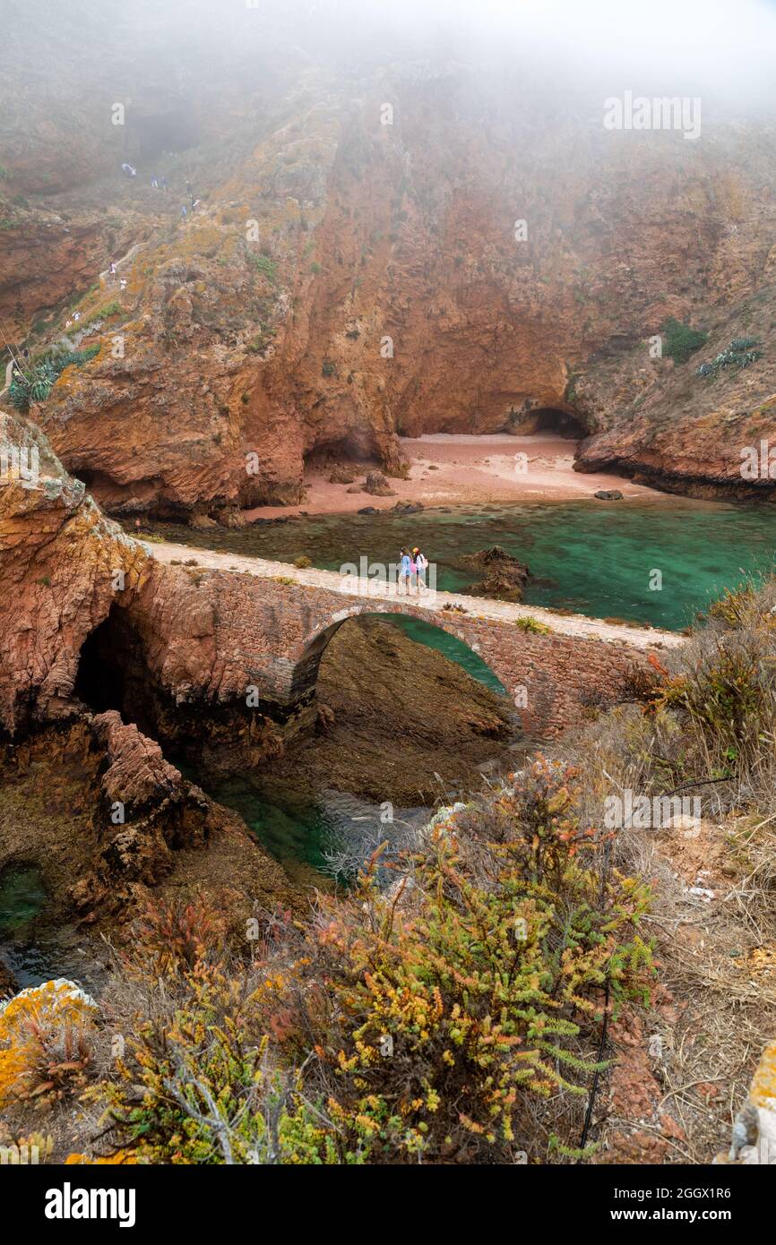 Arc-pont qui relie le fort de Saint-Jean-Baptiste (sur la droite) dans l'île de Berlenga Grande, dans l'archipel de Berlengas, Portugal. Banque D'Images