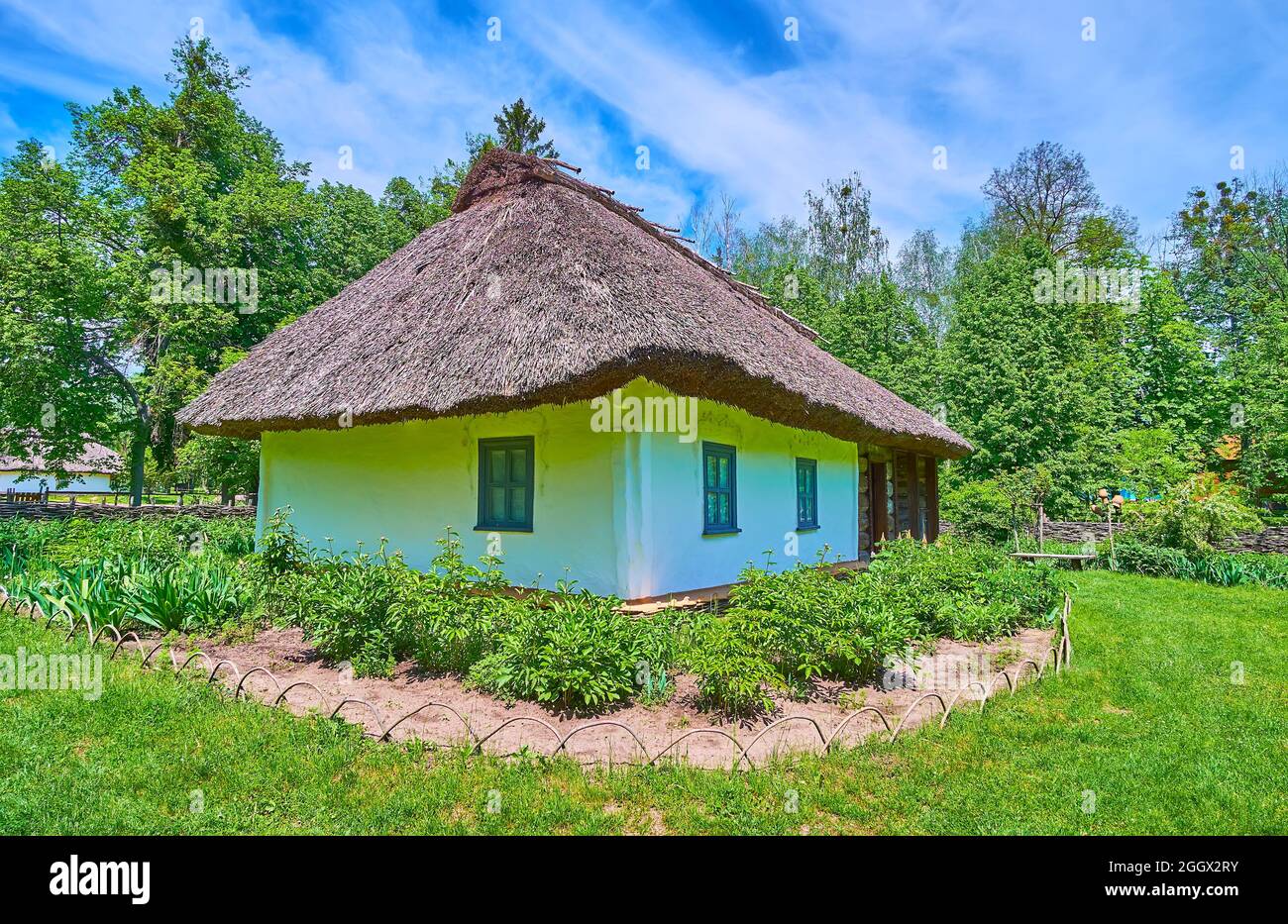 Le jardin verdoyant pittoresque entoure la maison traditionnelle ukrainienne de hata, Pereiaslav Scansen, Ukraine Banque D'Images