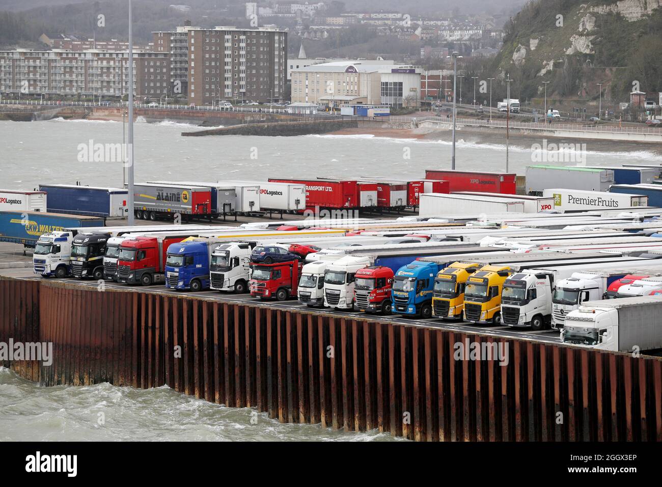 On voit des camions garés prêts à monter à bord d'un ferry au port de Douvres, dans le sud de l'Angleterre Banque D'Images