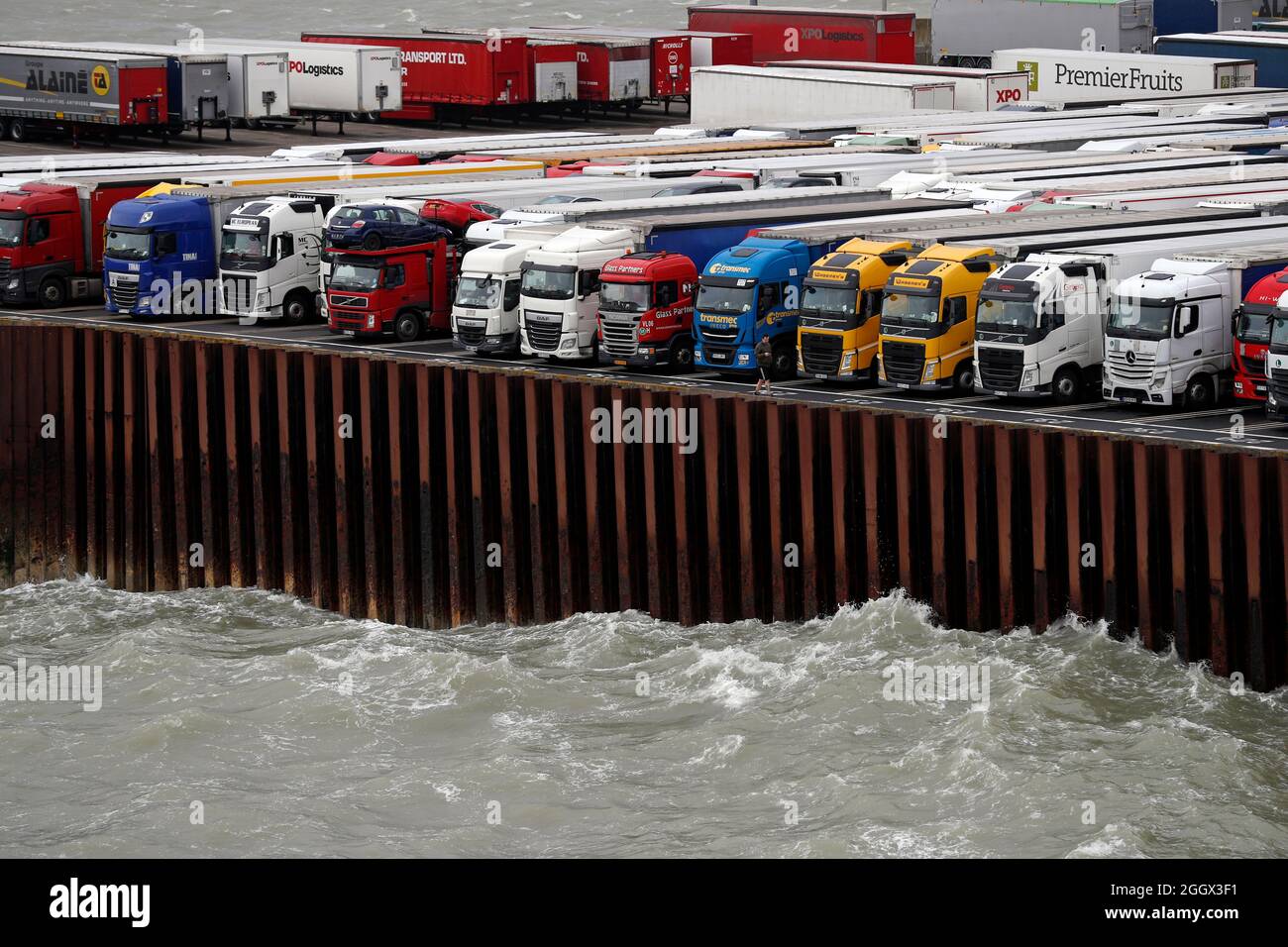 On voit des camions garés prêts à monter à bord d'un ferry au port de Douvres, dans le sud de l'Angleterre Banque D'Images