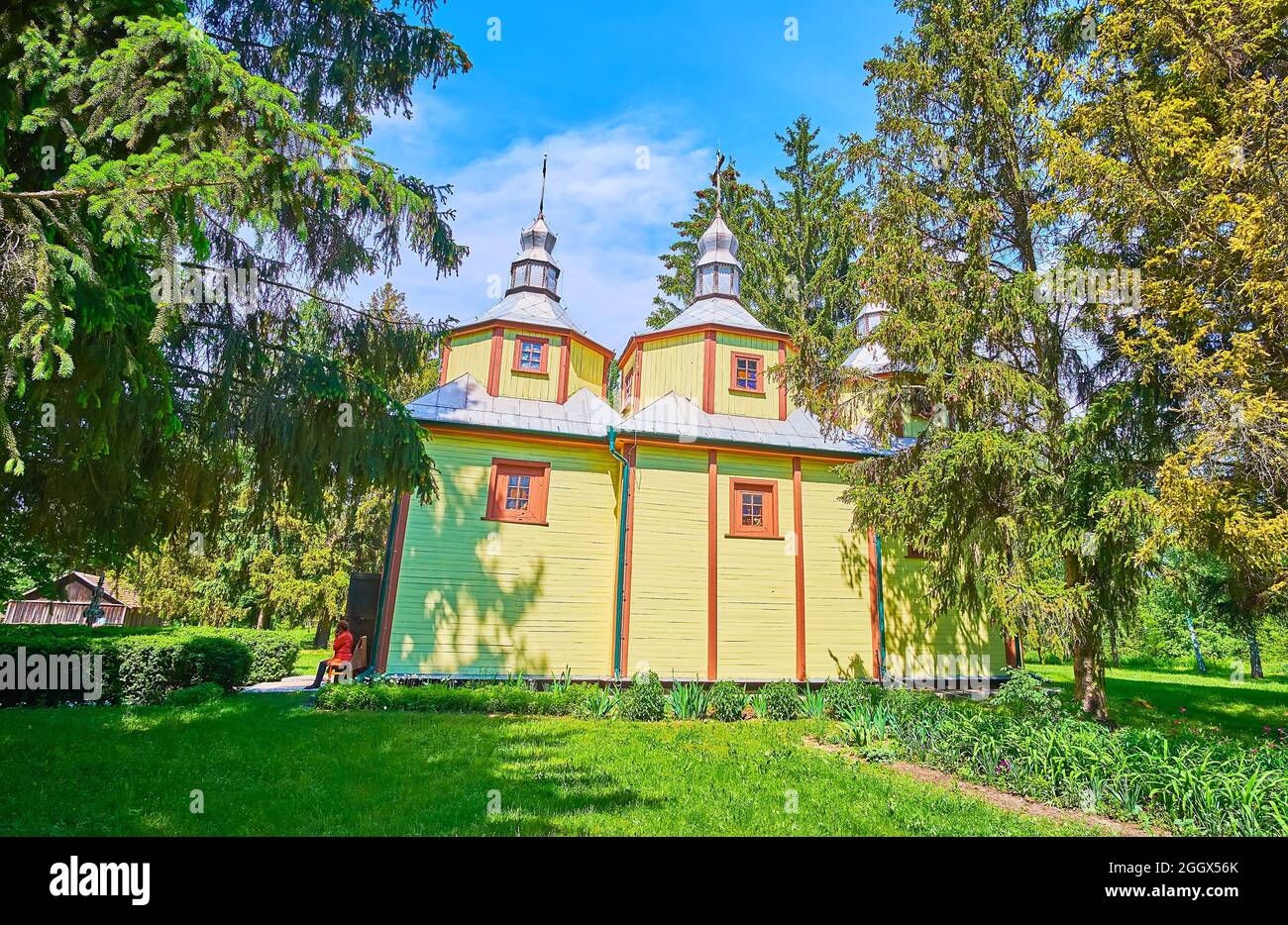 Le bâtiment en bois jaune de l'ancienne église du village, en train d'être le musée de l'histoire de l'église orthodoxe ukrainienne, Pereiaslav Scansen, Ukraine Banque D'Images