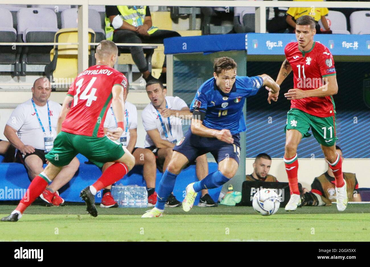 Federico Chiesa d'Italie et Anton Nedyalkov, Kiril Despodov de Bulgarie pendant la coupe du monde de la FIFA, Qatar 2022, match de football du groupe de qualificatifs C entre l'Italie et la Bulgarie le 2 septembre 2022 au stade Artemio Franchi de Florence, Italie crédit: Agence de photo indépendante/Alamy Live News Banque D'Images