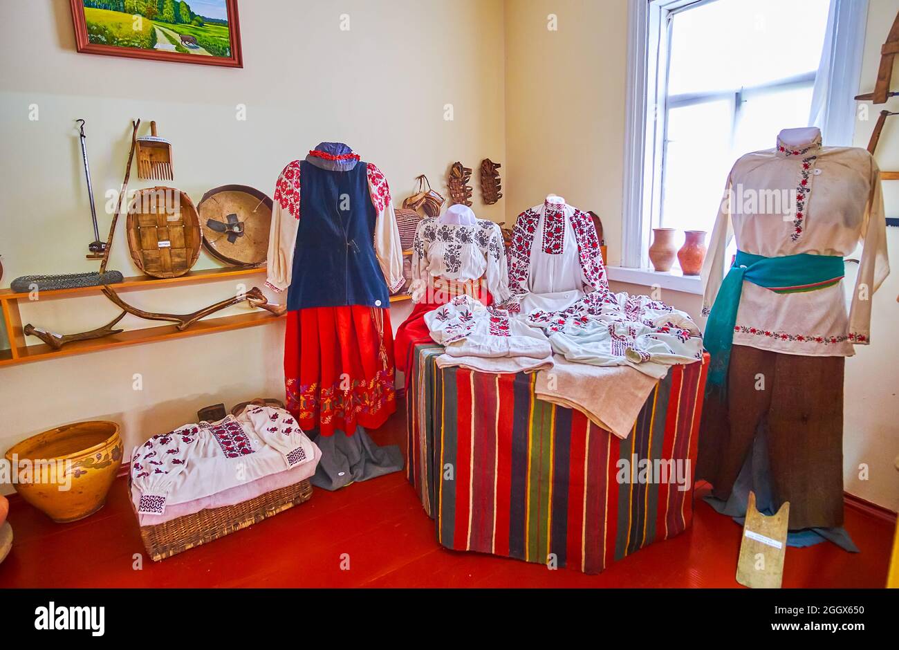 PEREIASLAV, UKRAINE - 22 MAI 2021 : chemises brodées traditionnelles ukrainiennes vyshyvanka et autres vêtements au Musée des coutumes et rituels populaires de PE Banque D'Images