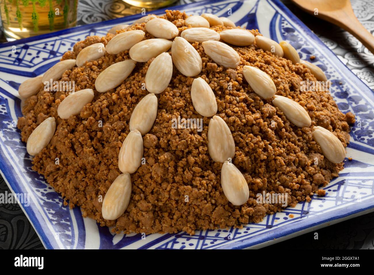 Plat au sellou traditionnel marocain fait maison décoré d'amandes grillées en gros plan Banque D'Images