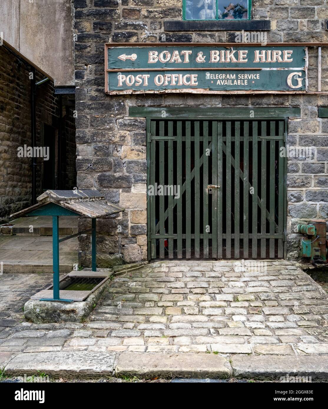 Ancien panneau sur Co-operative Terrace dans le village de Heptonstall dans le West Yorkshire Banque D'Images