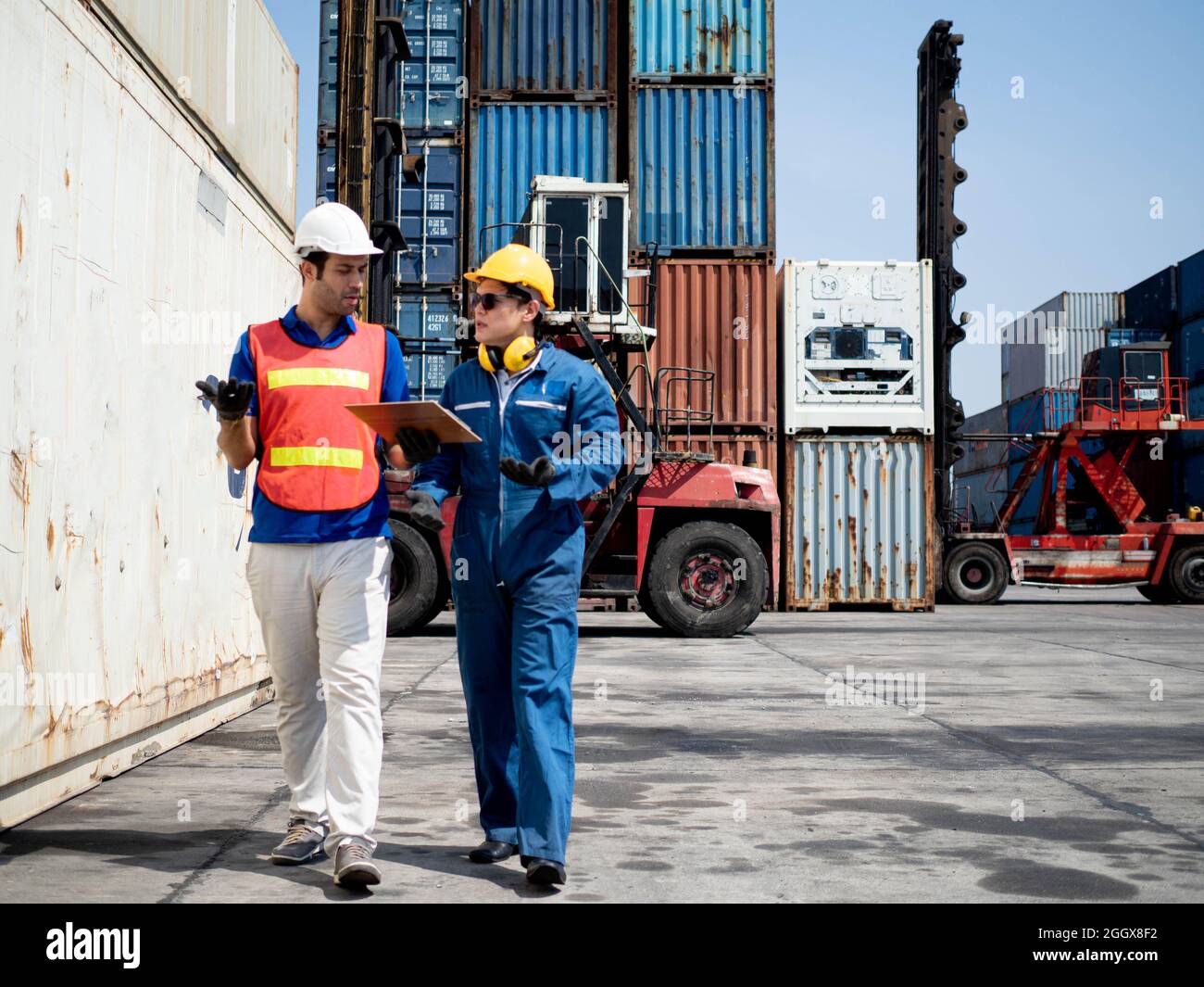 Container Freight Station hommes d'affaires directeur général Courtier des douanes rapport de discussion facture connaissement Shipper fret Convention liste d'emballage certificat o Banque D'Images