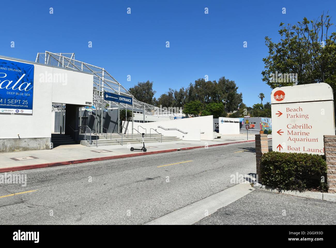 SAN PEDRO, CALIFORNIE - 27 AOÛT 2021 : le panneau de l'aquarium marin Cabrillo et du parking. Banque D'Images