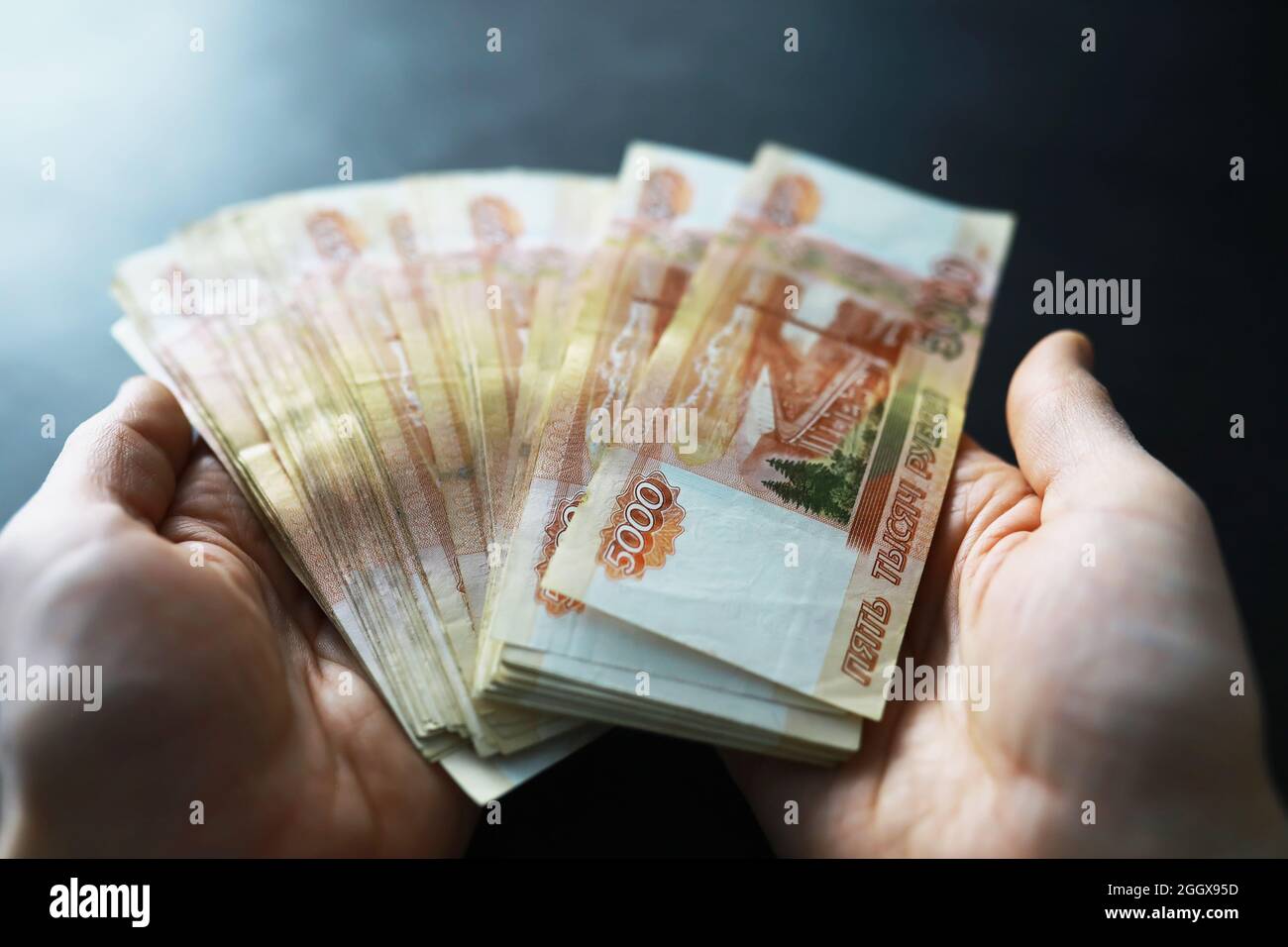 Billets avec l'inscription « cinq mille roubles ». La monnaie russe a une valeur nominale de cinq mille roubles. Gros plan des roubles russes . Le concept de Finan Banque D'Images