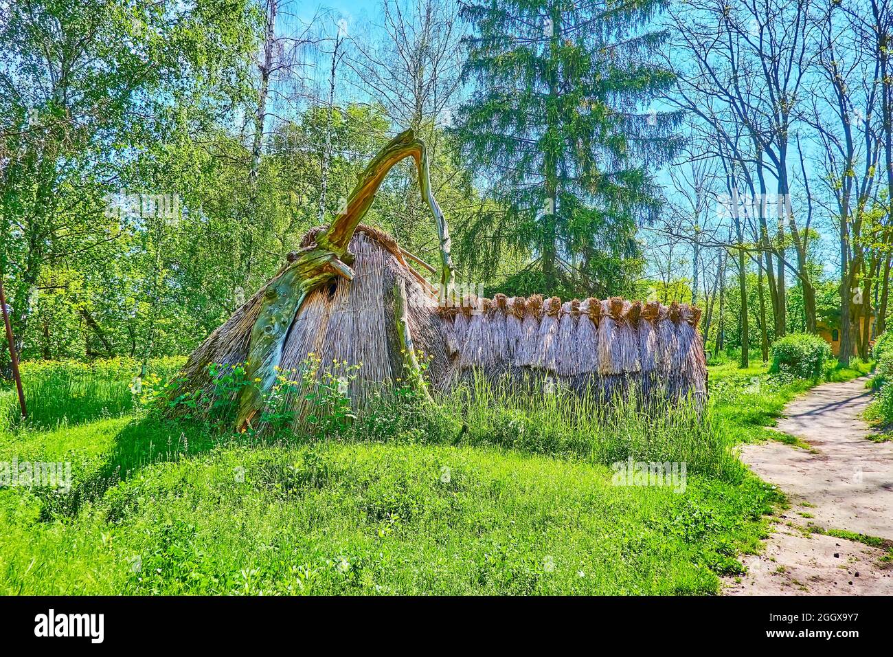 L'ancienne fosse slave au milieu de la juteuse verrière, Pereiaslav Scansen, Ukraine Banque D'Images