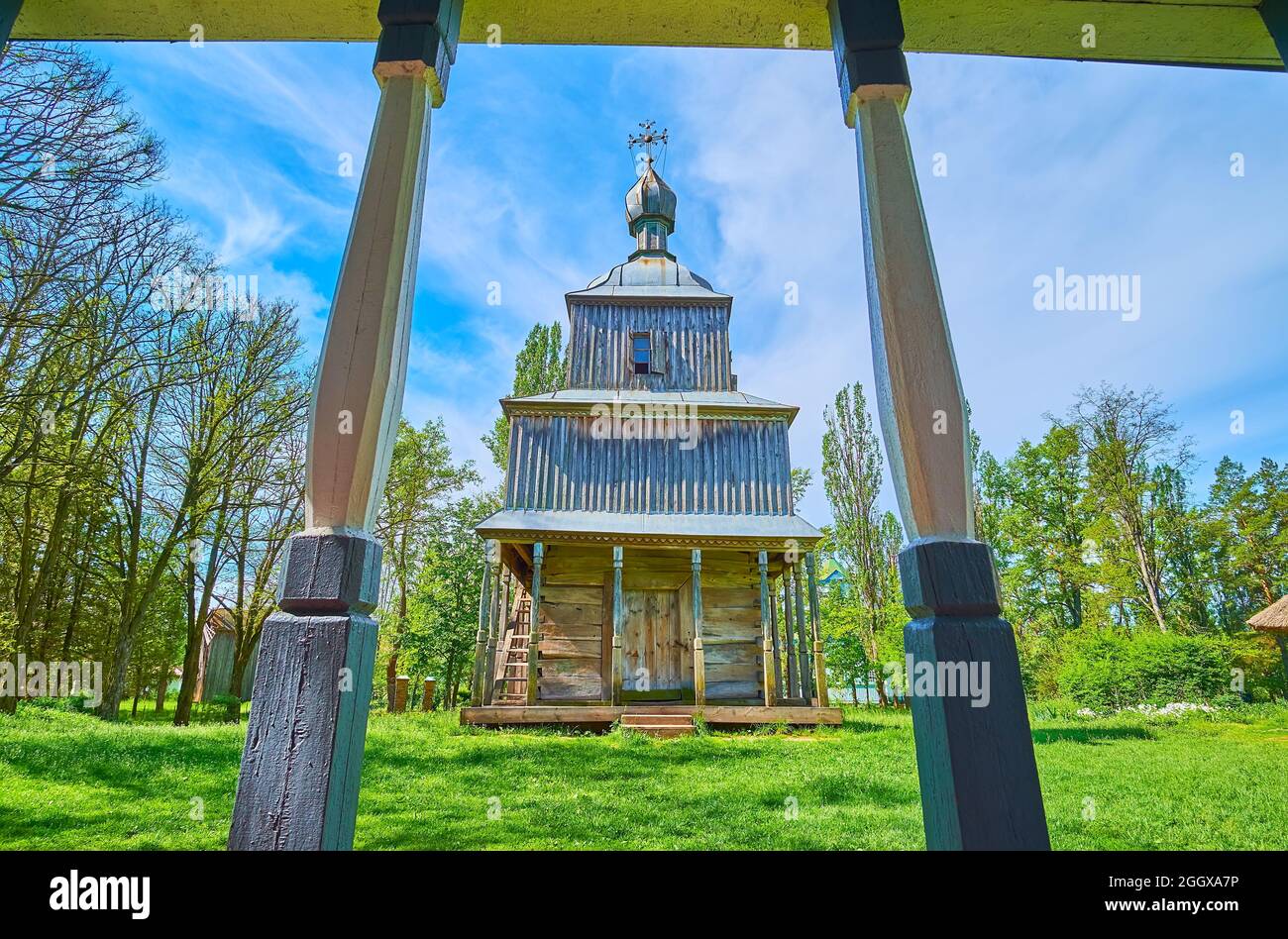 La vue sur le beffroi en bois depuis le porche de l'ancienne église de l'intercession, Pereiaslav Scansen, Ukraine Banque D'Images