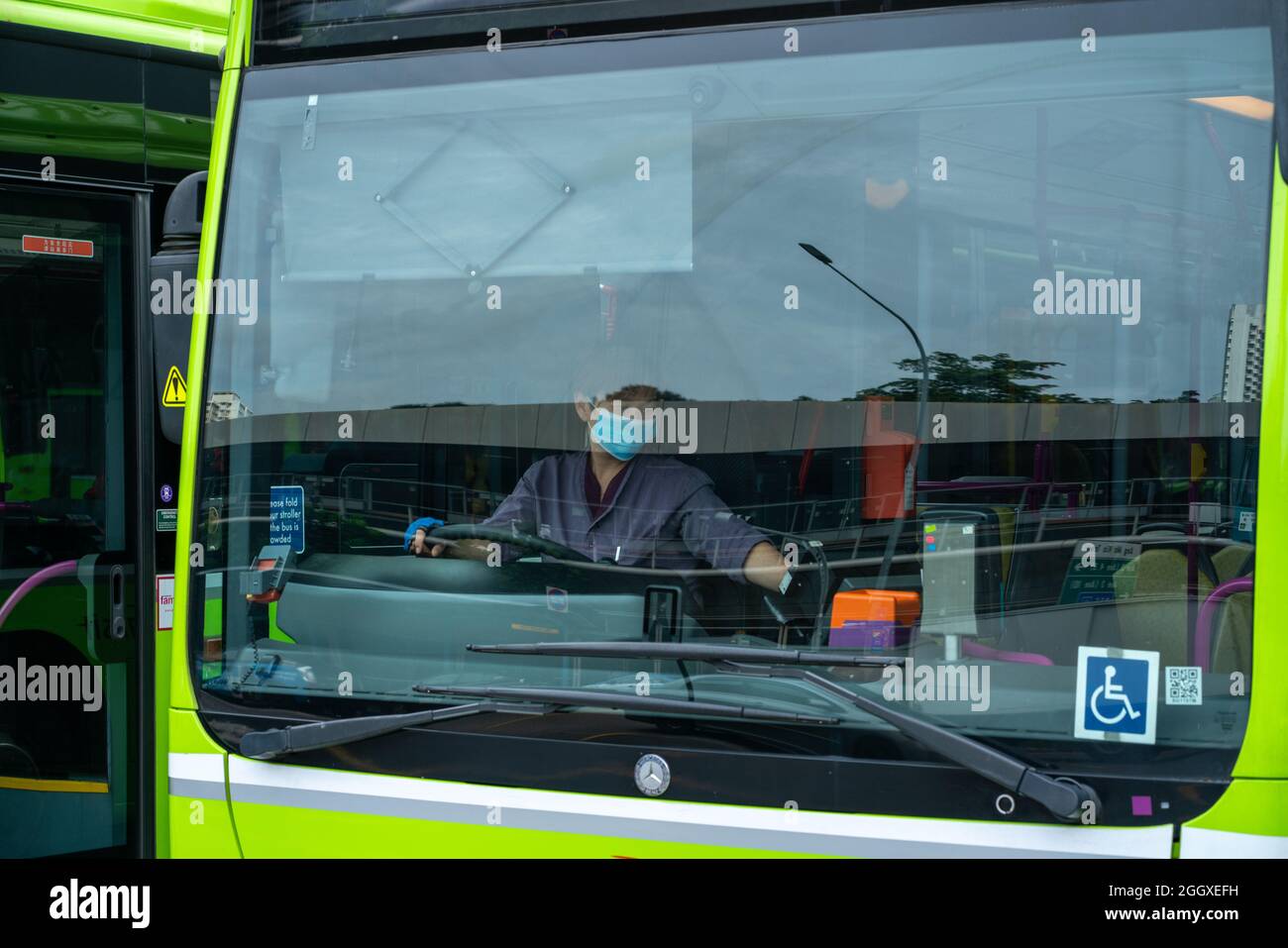 SINGAPOUR, SINGAPOUR - 02 septembre 2021 : chauffeur de bus quittant l'échangeur de bus Ang Mo Kio, Singapour. Gros plan Banque D'Images