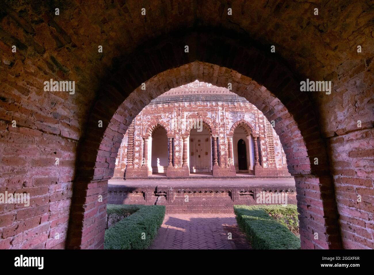 Célèbres œuvres d'art en terre cuite (argile cuite de couleur rouge brunâtre, utilisées comme matériaux de construction ornementaux) au temple de Lalji, à Bishnupur, Bengale occidental, Inde. Banque D'Images