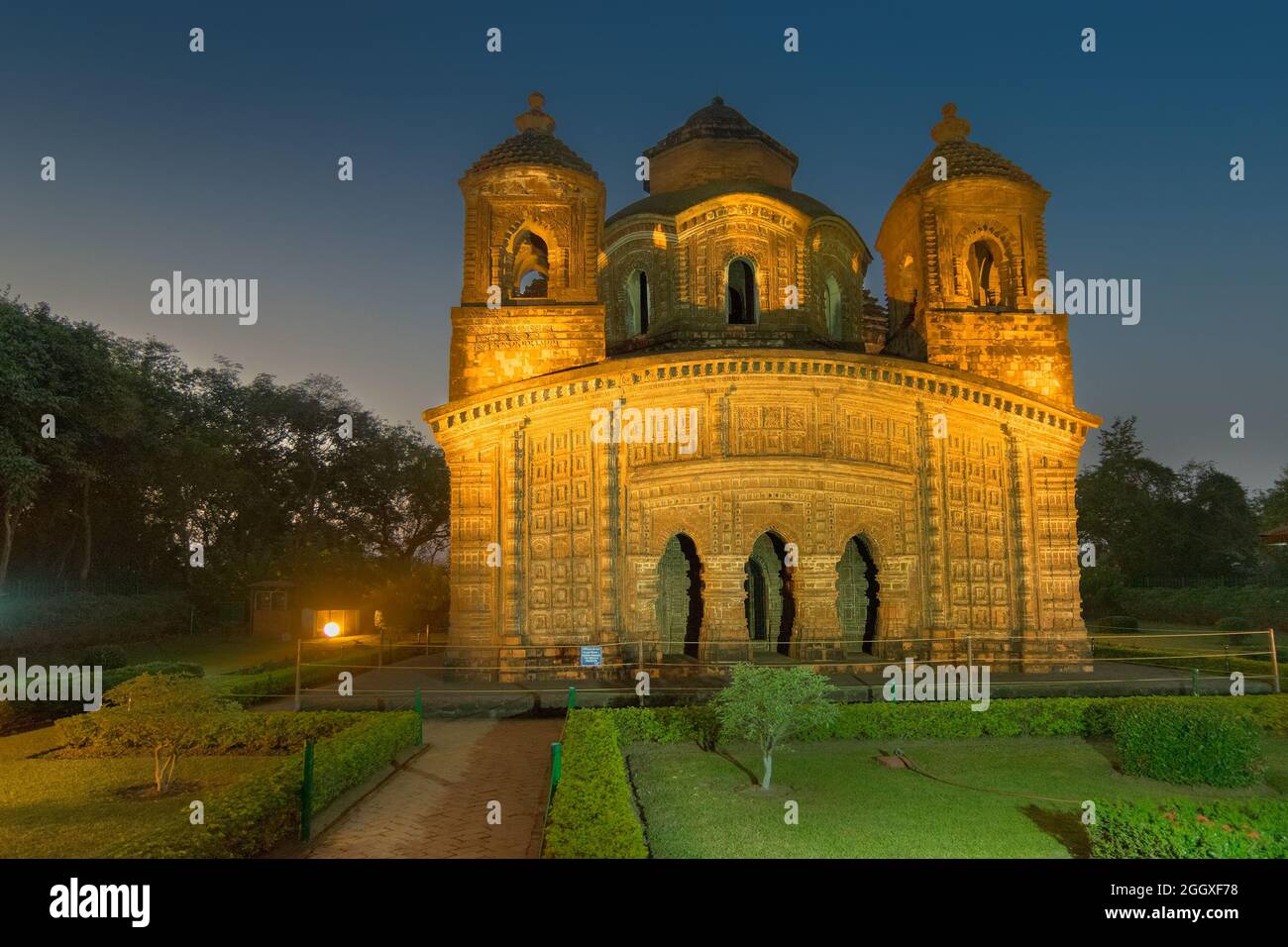 Temple de Shyamroy, Bishnupur , Inde au crépuscule - en terre cuite (argile cuite) - site touristique de renommée mondiale. Ciel du soir en arrière-plan. Banque D'Images