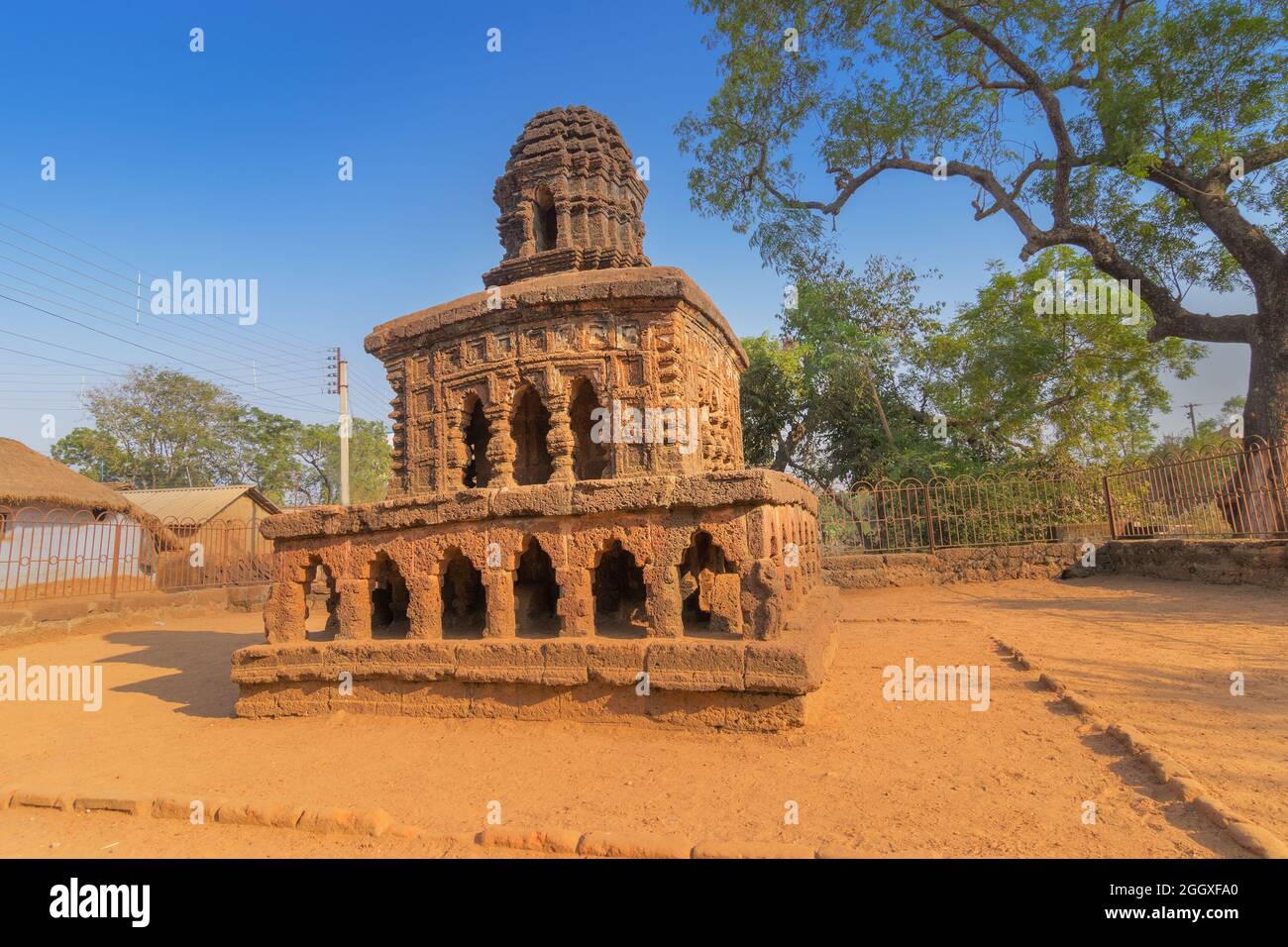 Char de pierre de Bishnupur, Bengale-Occidental, Inde. Une célèbre petite structure à double étagé construite sur un plinthe laterite - représente le style typique de Bishnupur Banque D'Images