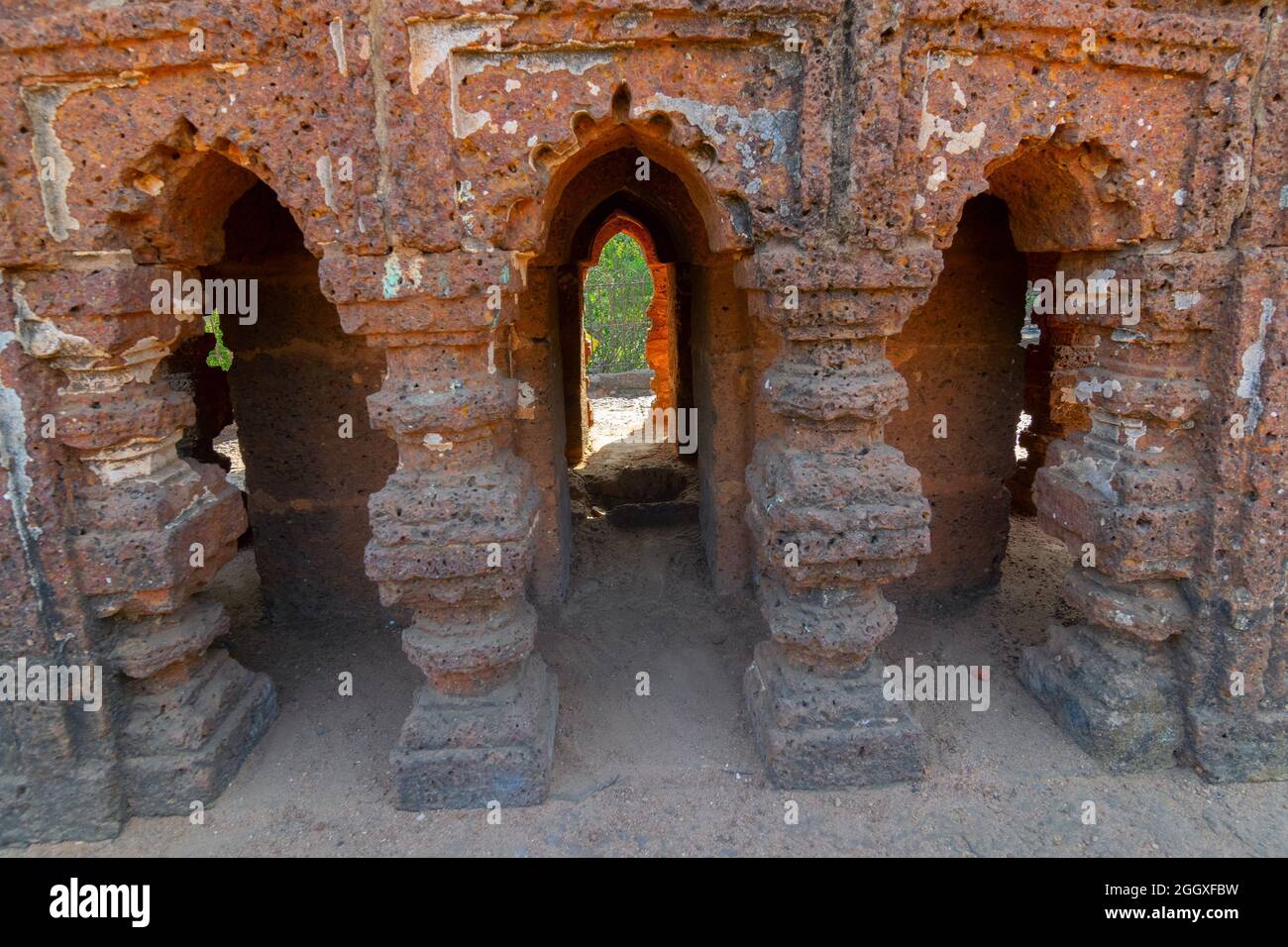 Char en pierre, modèle conceptuel de l'architecture du temple de Bishnupur sous une forme miniature. La petite structure à double étagé est située sur une plinthe basse de la Laterite. Banque D'Images