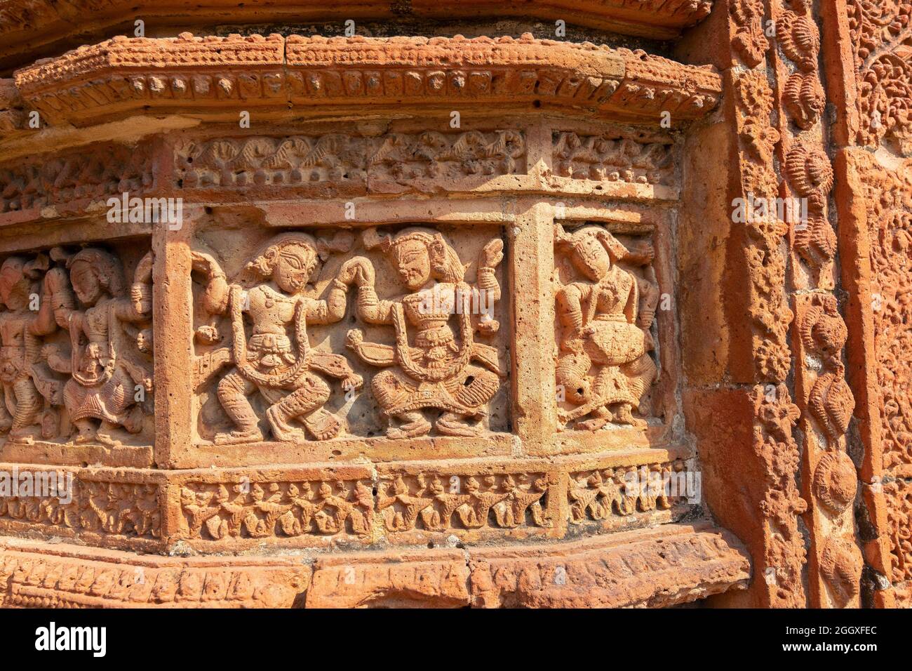 Célèbres œuvres d'art en terre cuite (argile cuite de couleur rouge brunâtre, utilisées comme matériaux de construction ornementaux) au temple de Madanmohan, à Bishnupur, W. B. India. Banque D'Images