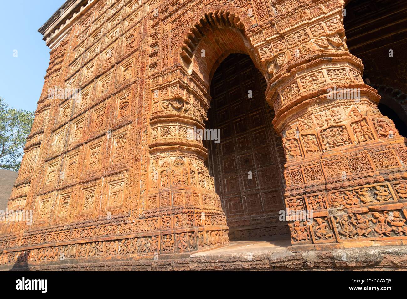 Célèbres œuvres d'art en terre cuite (argile cuite de couleur rouge brunâtre, utilisées comme matériaux de construction ornementaux) au temple de Madanmohan, à Bishnupur, W.B., Inde. Banque D'Images