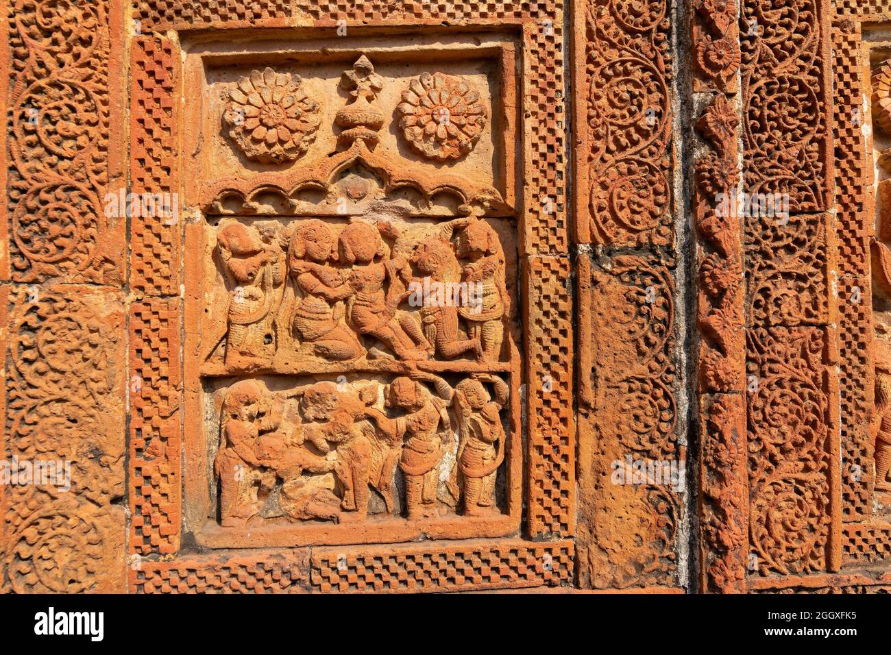 Célèbres œuvres d'art en terre cuite (argile cuite de couleur rouge brunâtre, utilisées comme matériaux de construction ornementaux) au temple de Madanmohan, à Bishnupur, W. B. India. Banque D'Images