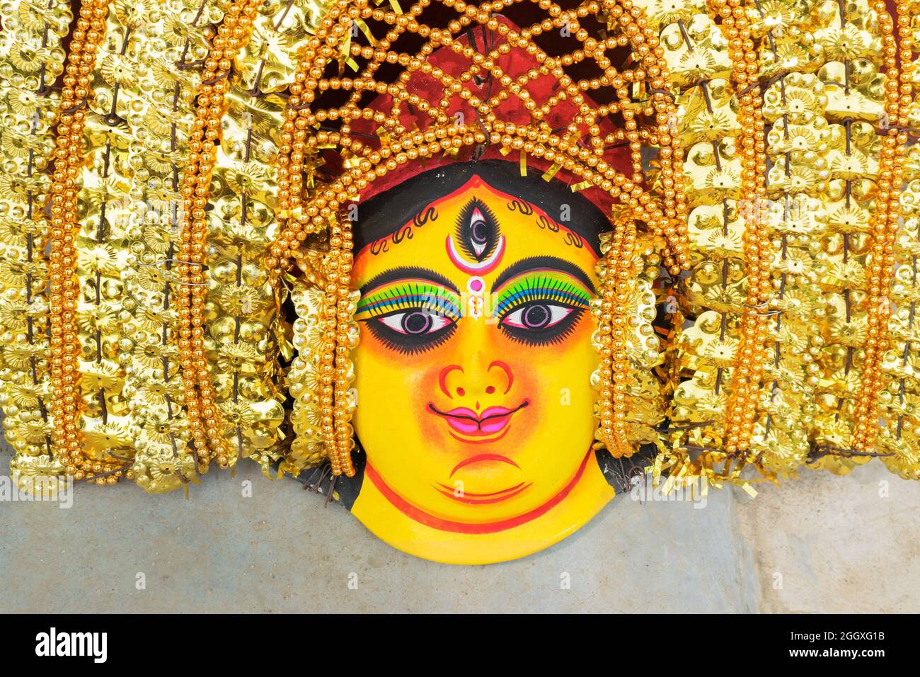 Chau coloré (ou chhou) masques de la déesse Durga, artisanat en vente - à Charida, Purulia - Bangla (anciennement Bengale occidental), Inde. Banque D'Images