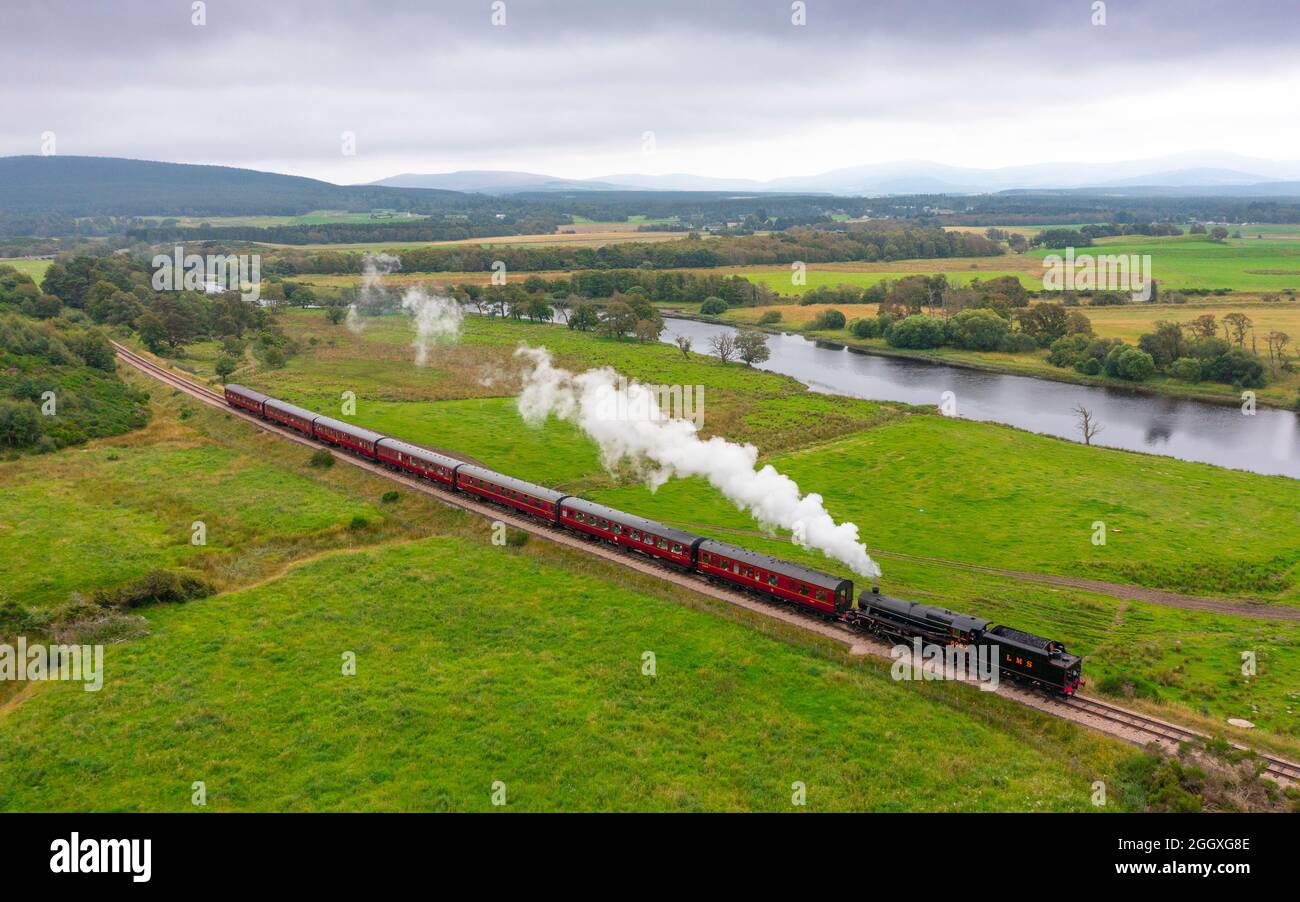Locomotive à vapeur tirant des voitures de passagers sur le chemin de fer Strathspey de Broomhill à Aviemore, région des Highlands, Écosse, Royaume-Uni Banque D'Images