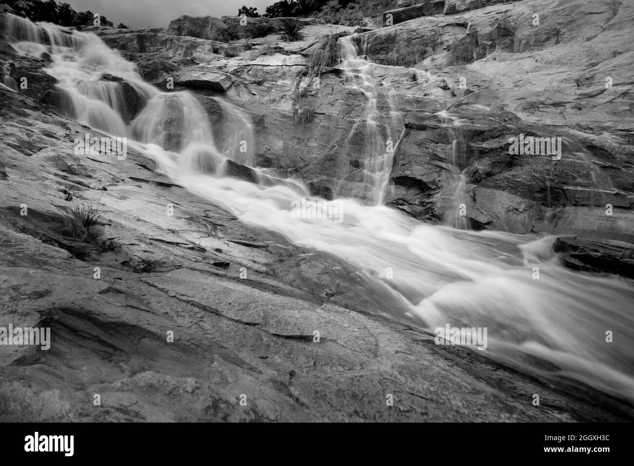 Belle cascade de Ghatkhola ayant des ruisseaux pleins d'eau s'écoulant entre les pierres, mouing mousson due à la pluie à Ayodhya pahar, W.B., Inde. Banque D'Images