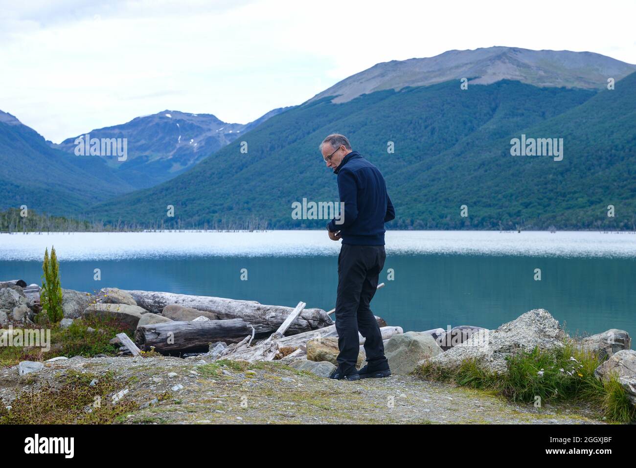 USHIAIA, ARGENTINE - 15 août 2021 : un homme sur la rivière dans le parc national d'Ushuaia Banque D'Images