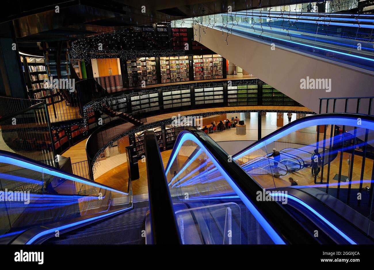 Bibliothèque de Birmingham, au centre de la ville des West Midlands. Atrium incurvé, escaliers roulants bleus et lumières scintillantes. Banque D'Images