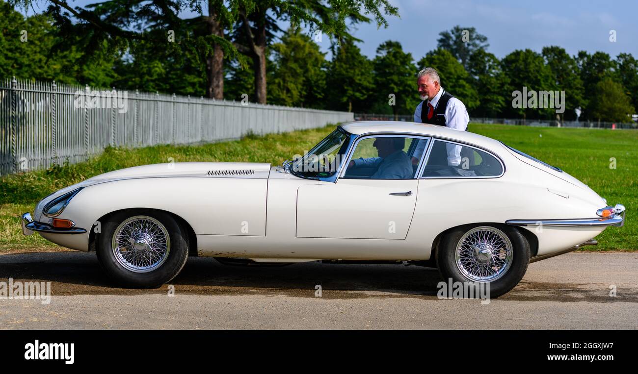 Belle E-Type JAG sur le chemin de Hampton court pour les Concours de l'élégance 2021 Banque D'Images