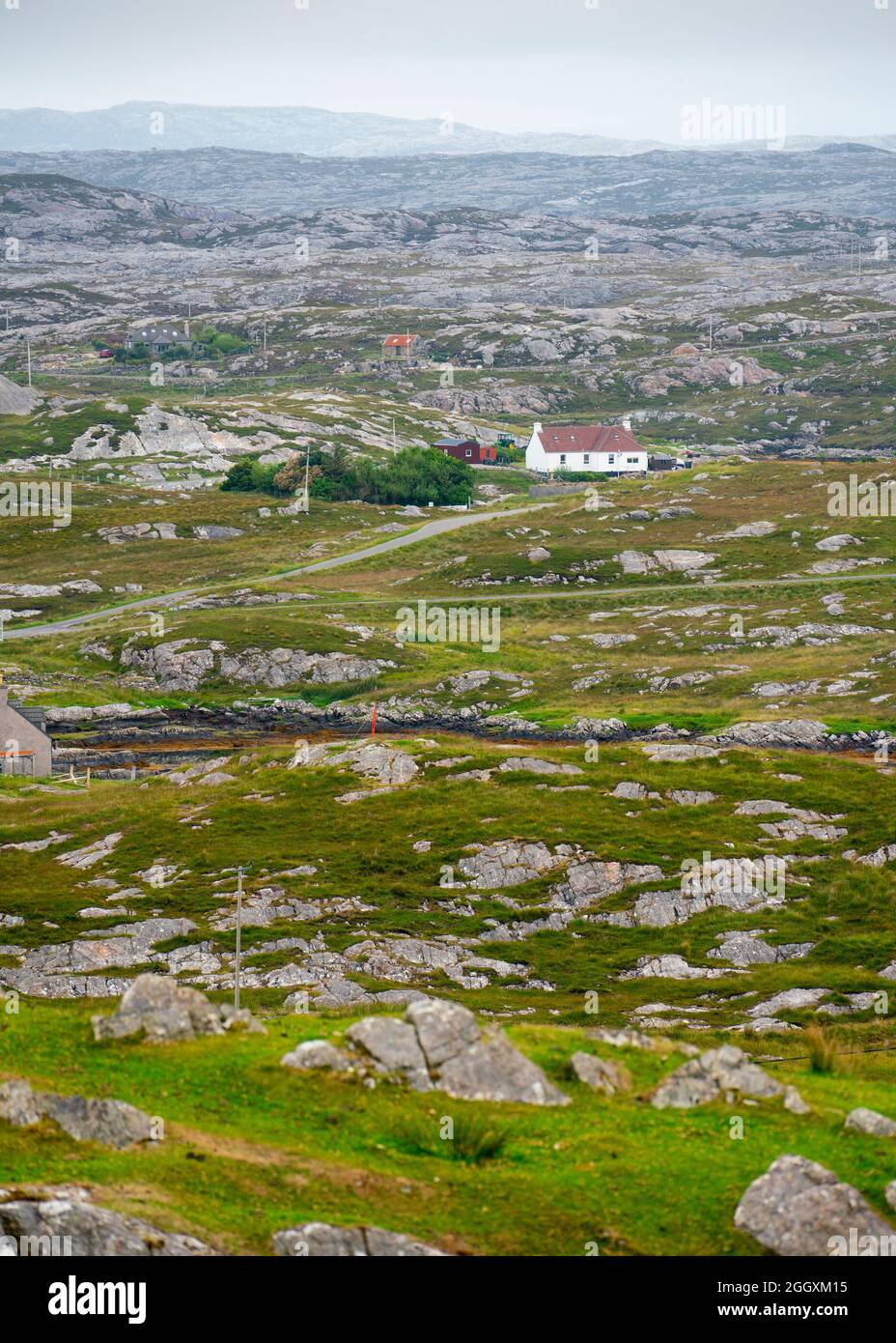 Vue sur le cottage solitaire au milieu de paysage rocheux stérile sur les baies sur la côte est de l'île de Harris, Hébrides extérieures, Écosse, Royaume-Uni Banque D'Images