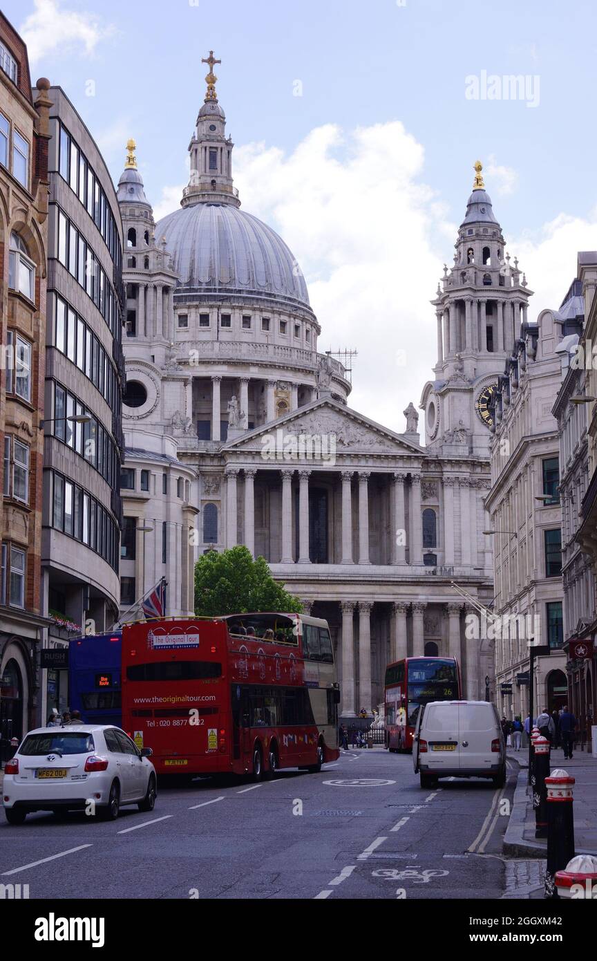 Londres, Royaume-Uni : véhicules à Ludgate Hill et à la cathédrale Saint-Paul Banque D'Images