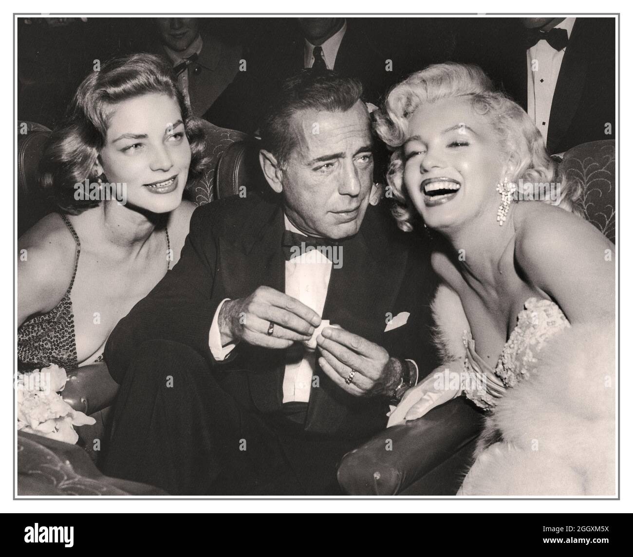 Archive 1953 Marilyn Monroe se trouve aux côtés de l'acteur américain Humphrey Bogart et de l'actrice Lauren Bacall, prises à la discothèque Ciro à Los Angeles USA Hollywood Movie Star photos B&W Banque D'Images