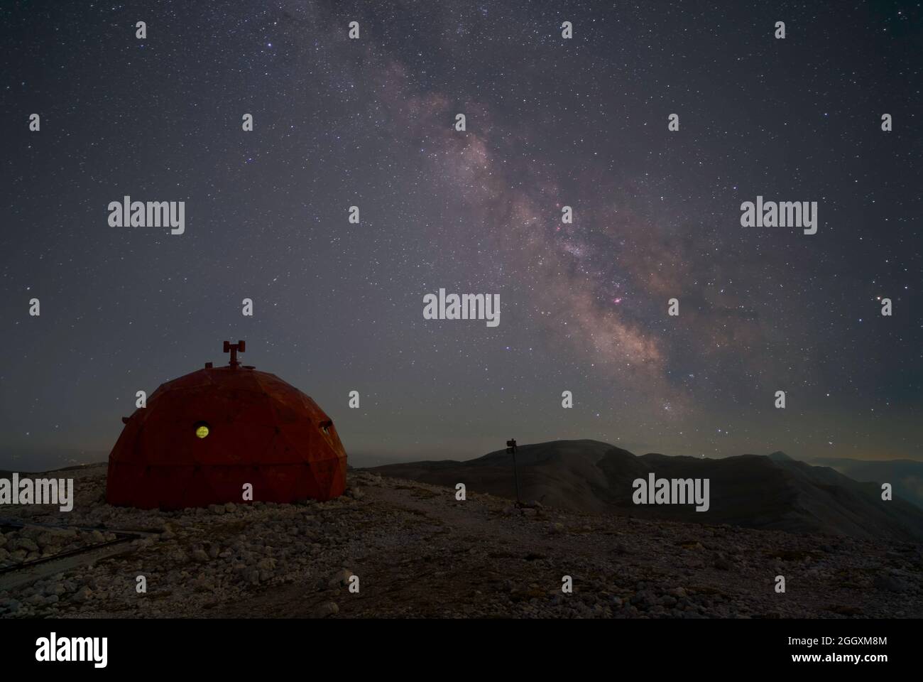 Le bivouac Pelino sur le sommet de Monte Amaro dans le groupe de montagne Maiella, Apennines (Italie) Banque D'Images Le bivouac Pelino sur le sommet de Monte Amaro dans le groupe de montagne Maiella, Apennines (Italie) Banque D'Images