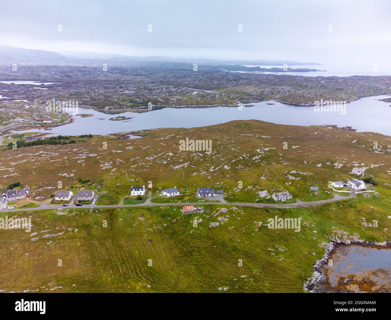 Vue aérienne du drone du village d'Ardvey sur les baies sur la côte est de l'île de Harris, Outer Hebrides, Écosse, Royaume-Uni Banque D'Images