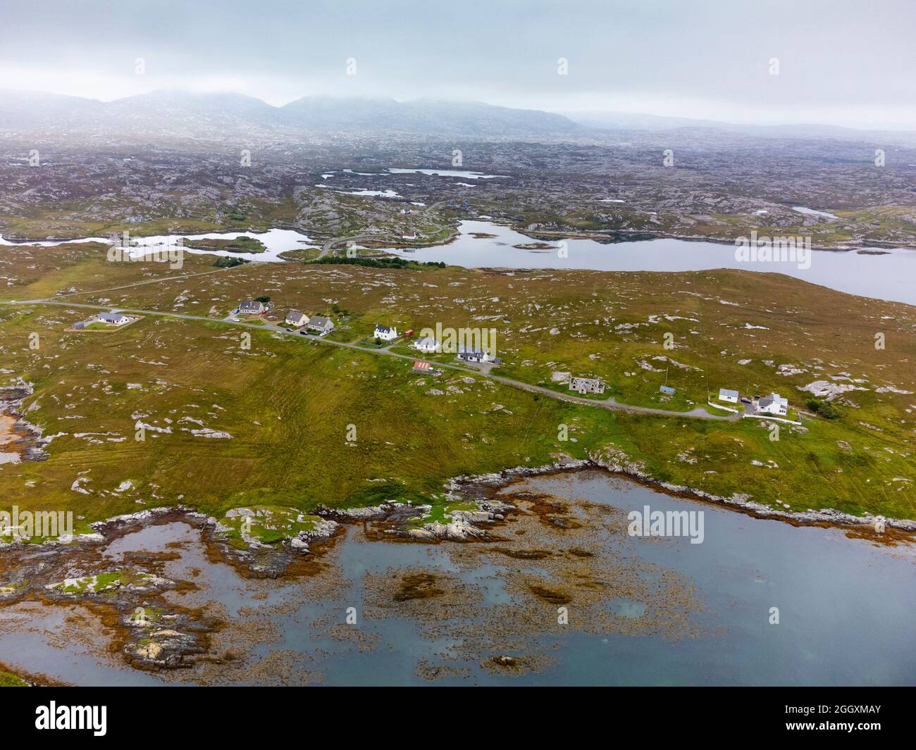 Vue aérienne du drone du village d'Ardvey sur les baies sur la côte est de l'île de Harris, Outer Hebrides, Écosse, Royaume-Uni Banque D'Images