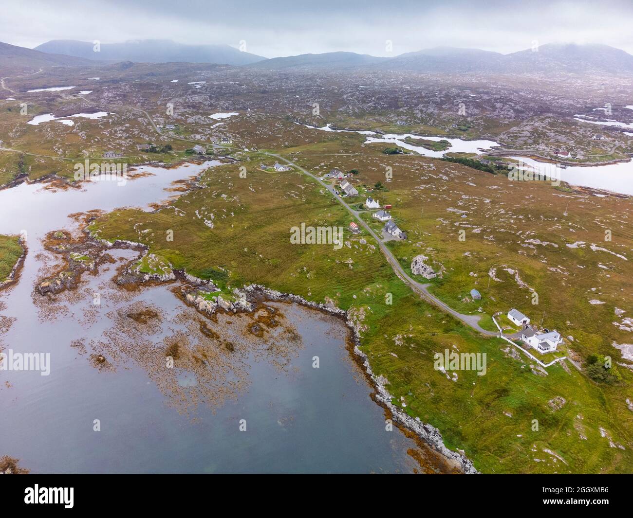 Vue aérienne du drone du village d'Ardvey sur les baies sur la côte est de l'île de Harris, Outer Hebrides, Écosse, Royaume-Uni Banque D'Images